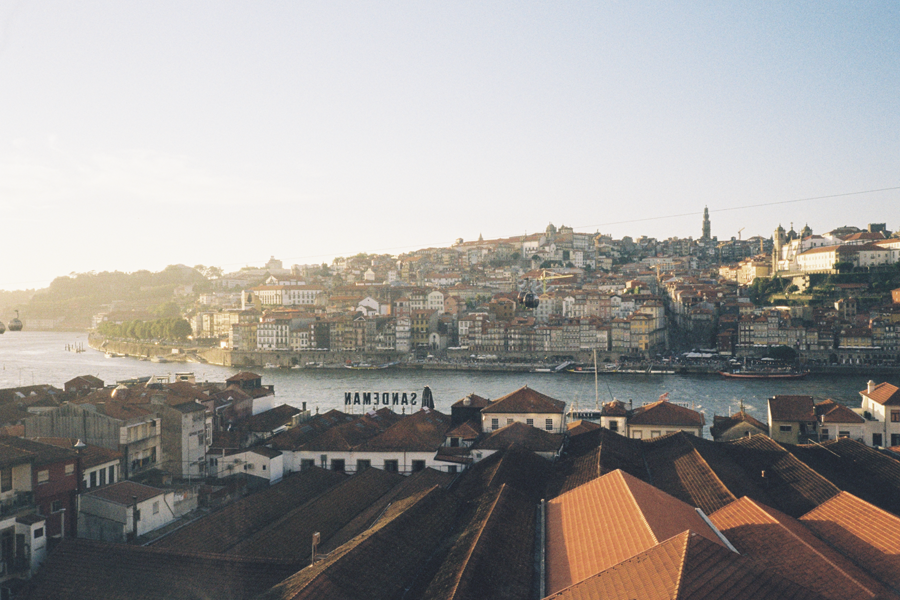 OH! Tours es una empresa apasionada por la belleza de cada rincón de la ciudad de Porto, y que tiene por objetivo de descubrírsela y disfrutarla con ustedes. Si alguna vez han hecho ‘¡OH!’ ante un monumento, sabrán a lo que nos referimos. ¿Nuestro santo patrón? El señor Stendhal y su famosísimo síndrome.